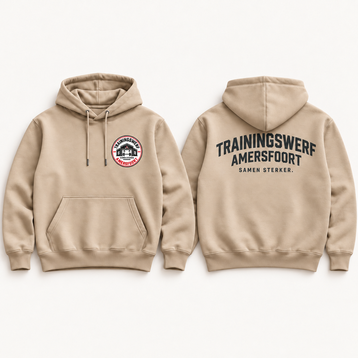 Ontwerpvoorbeeld van de zandkleurige Trainingswerf hoodie met borstbadge en antraciet rugopdruk, voor- en achterkant.