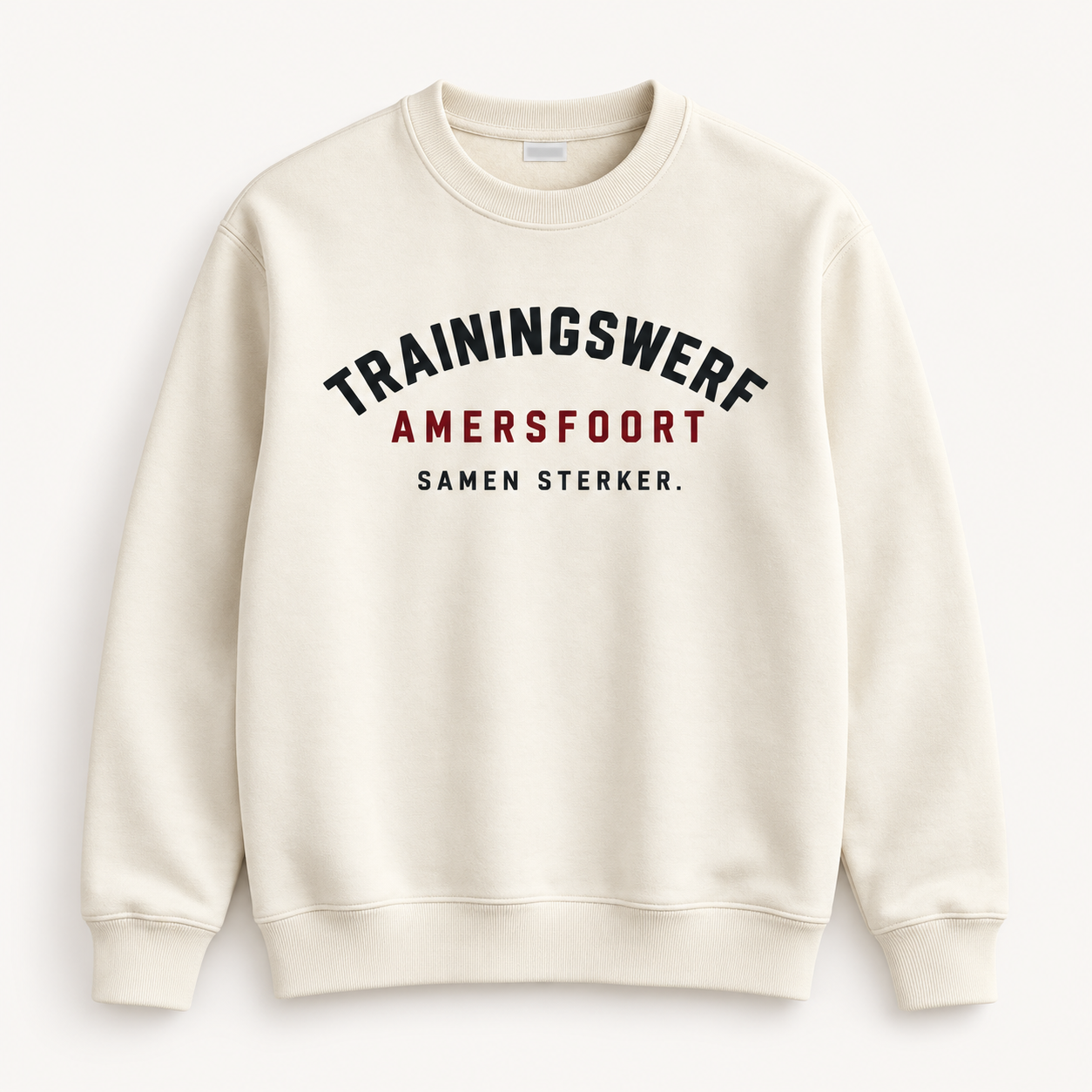 Ontwerpvoorbeeld van de gekozen crèmekleurige Trainingswerf sweater met antraciet TRAININGSWERF, rood AMERSFOORT en SAMEN STERKER.