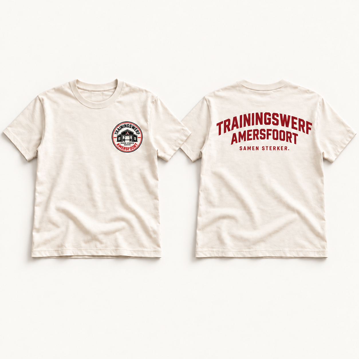 Ontwerpvoorbeeld van het ivory Trainingswerf T-shirt met borstbadge en bordeaux rugopdruk, voor- en achterkant.